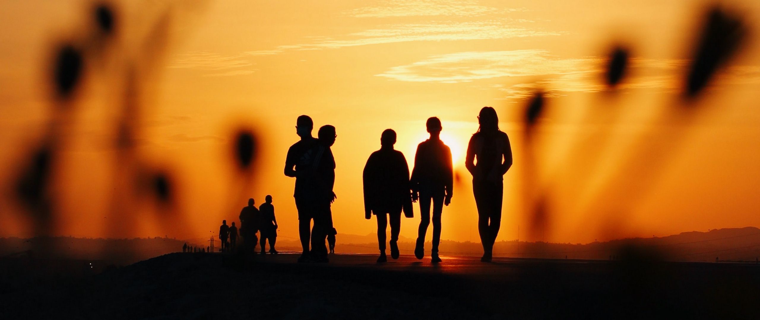 Download wallpaper 2560x1080 people, silhouettes, friends, sunset, dark