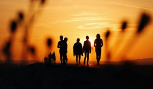 Preview wallpaper people, silhouettes, friends, sunset, dark