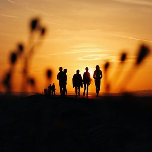 Preview wallpaper people, silhouettes, friends, sunset, dark