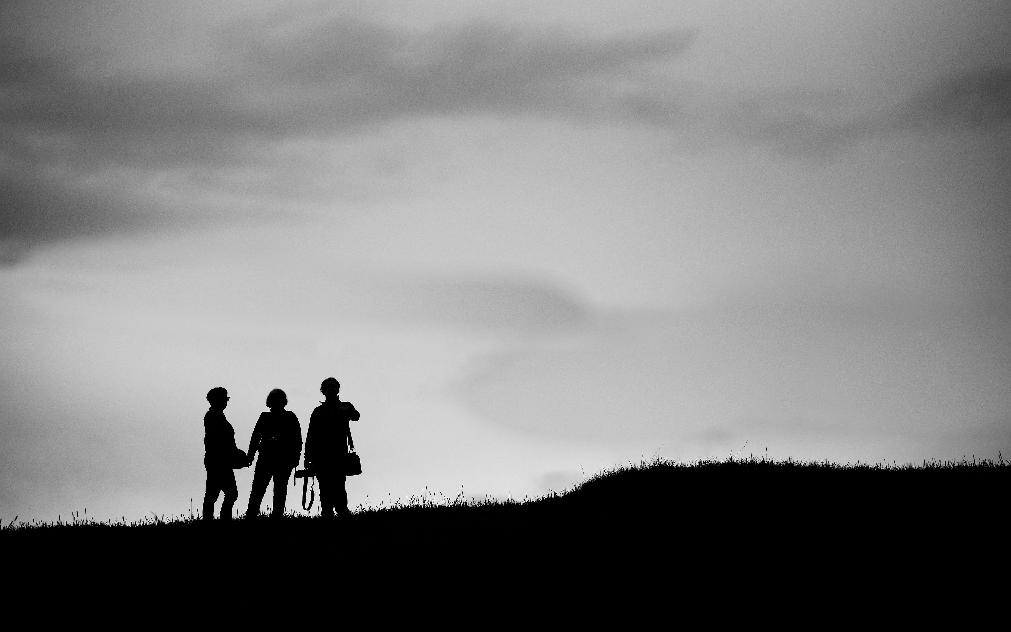 Download wallpaper 3840x2400 people, silhouettes, friends, black and white,  dark 4k ultra hd 16:10 hd background