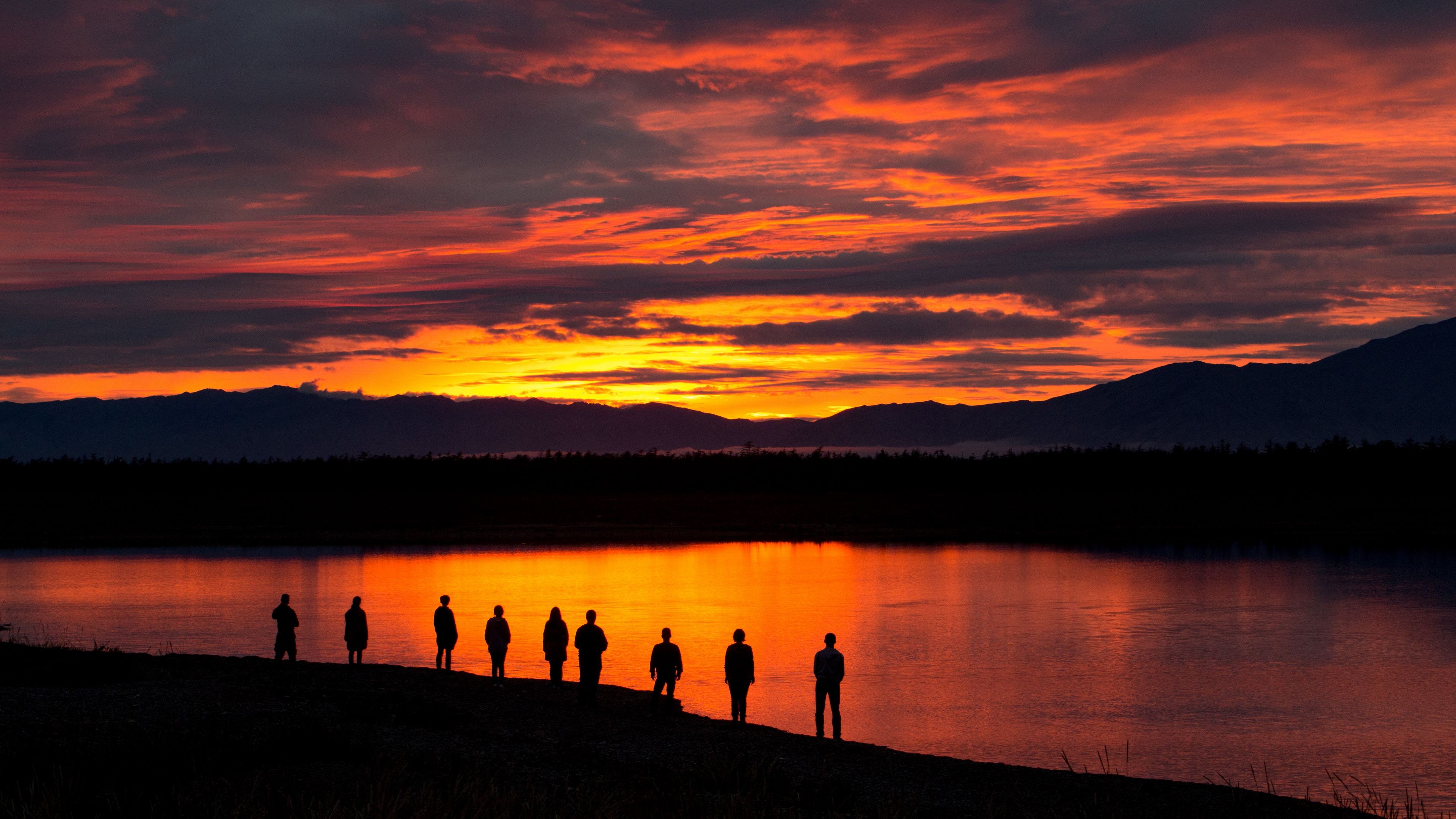 Download wallpaper 3840x2160 people, silhouettes, sunset, lake