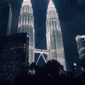 Preview wallpaper petronas towers, kuala lumpur, malaysia, illumination