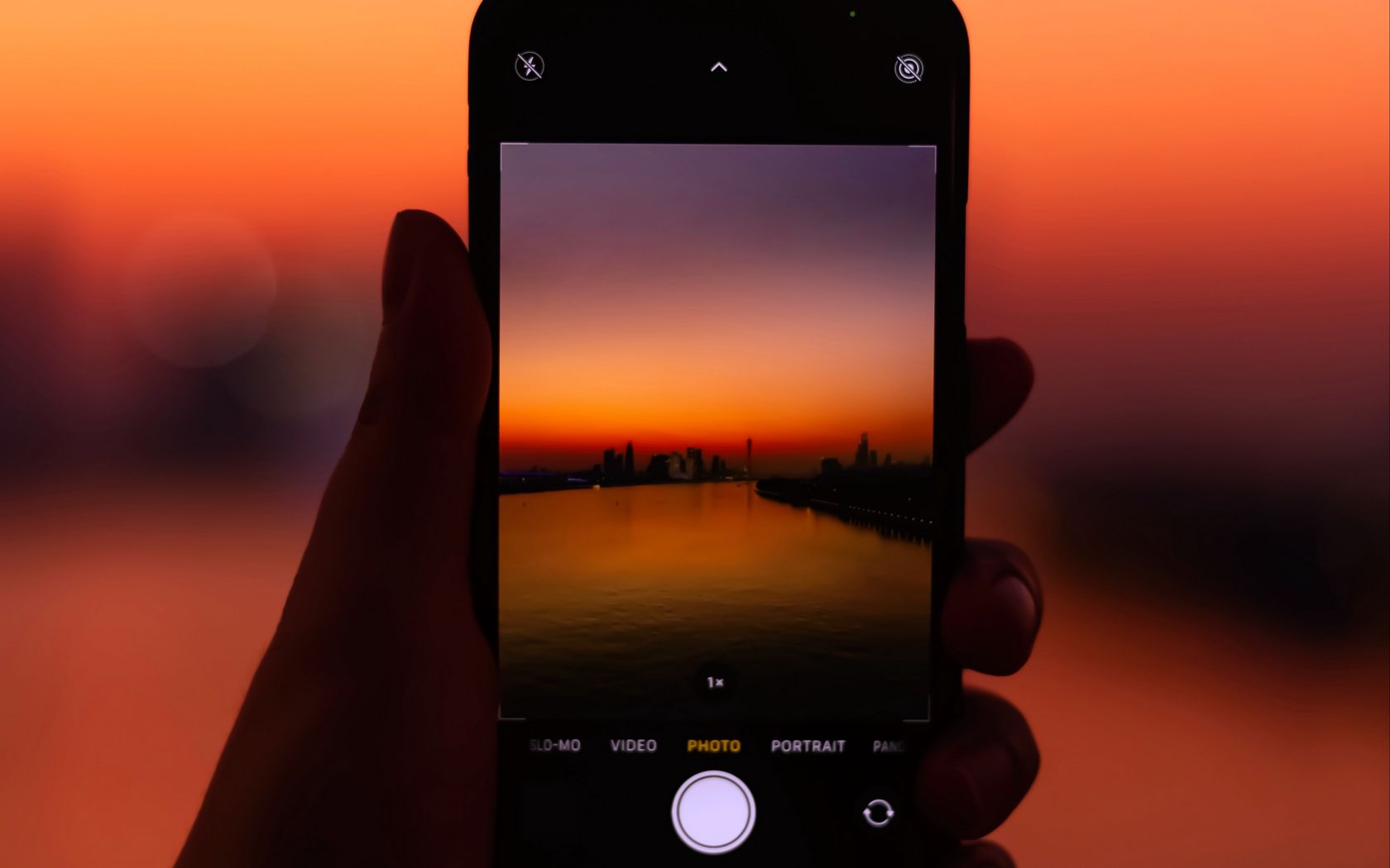 1680x1050 Wallpaper phone, hand, sunset, twilight, photo