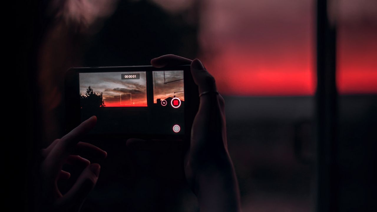 Wallpaper phone, shooting, hands, sunset, dark