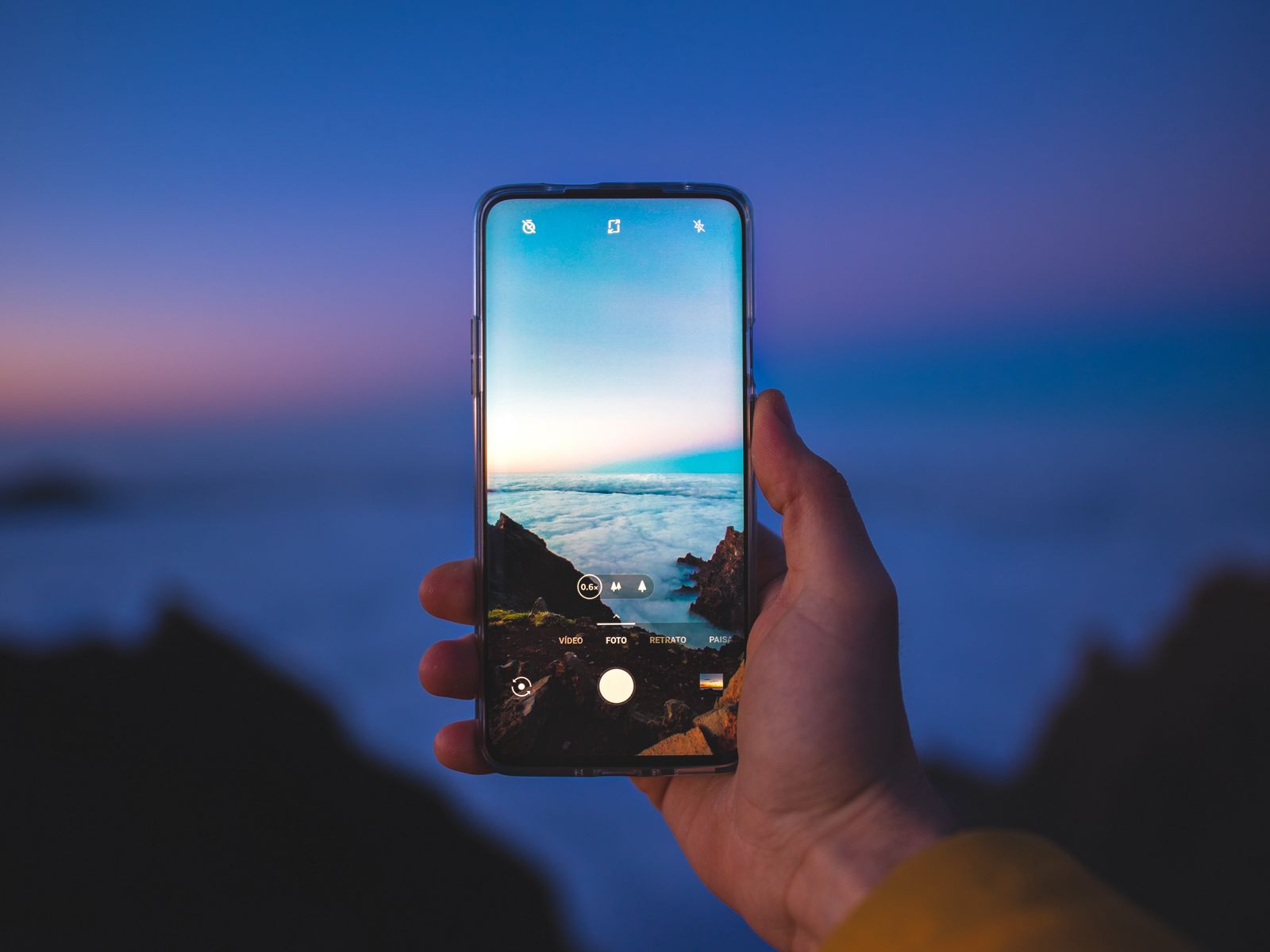1600x1200 Wallpaper phone, smartphone, hand, photo, landscape