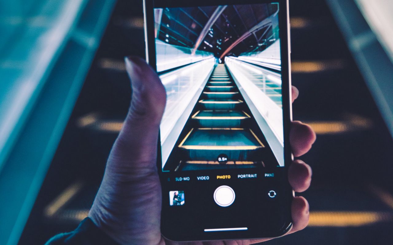 1280x800 Wallpaper phone, smartphone, hand, escalator, photo