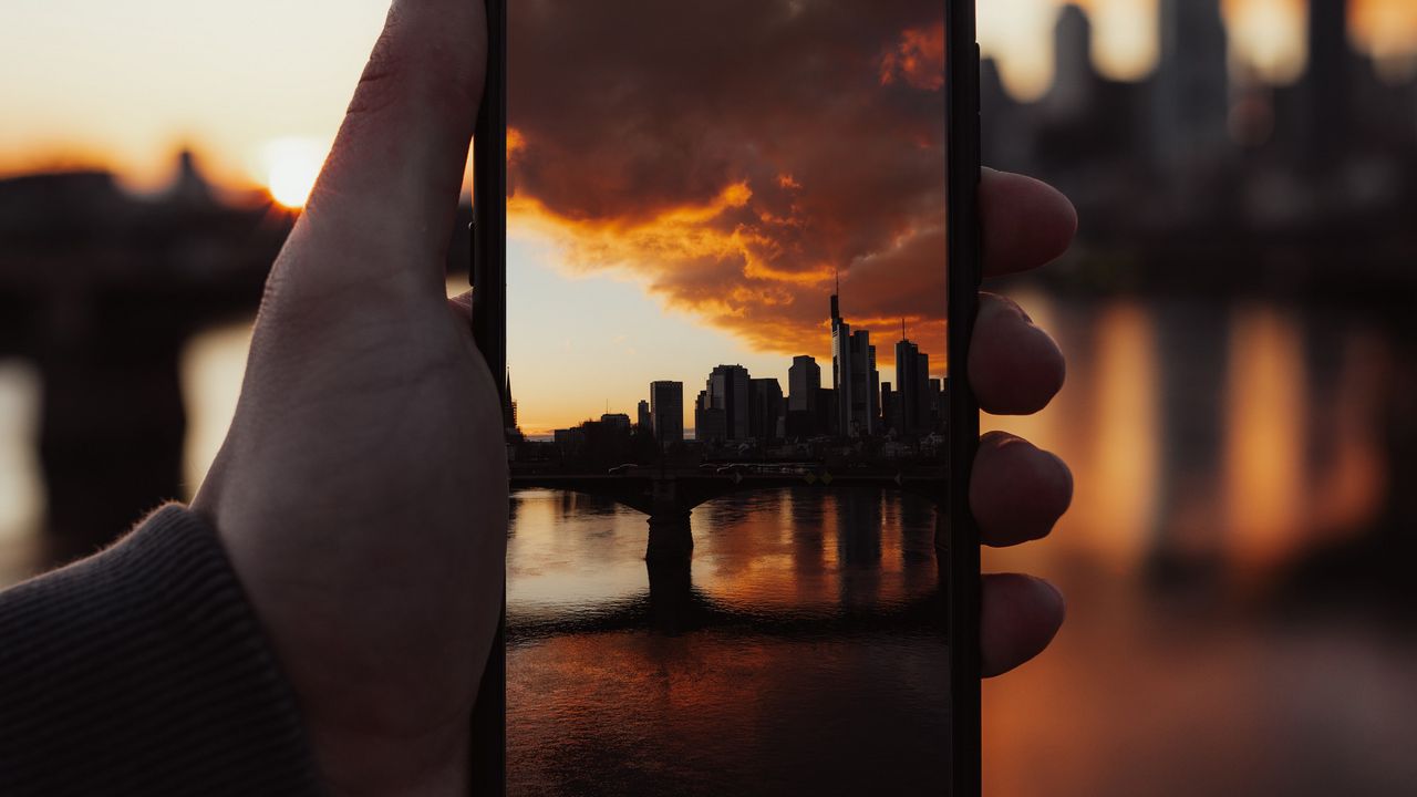Wallpaper phone, snapshot, photo, hand, city, sunset