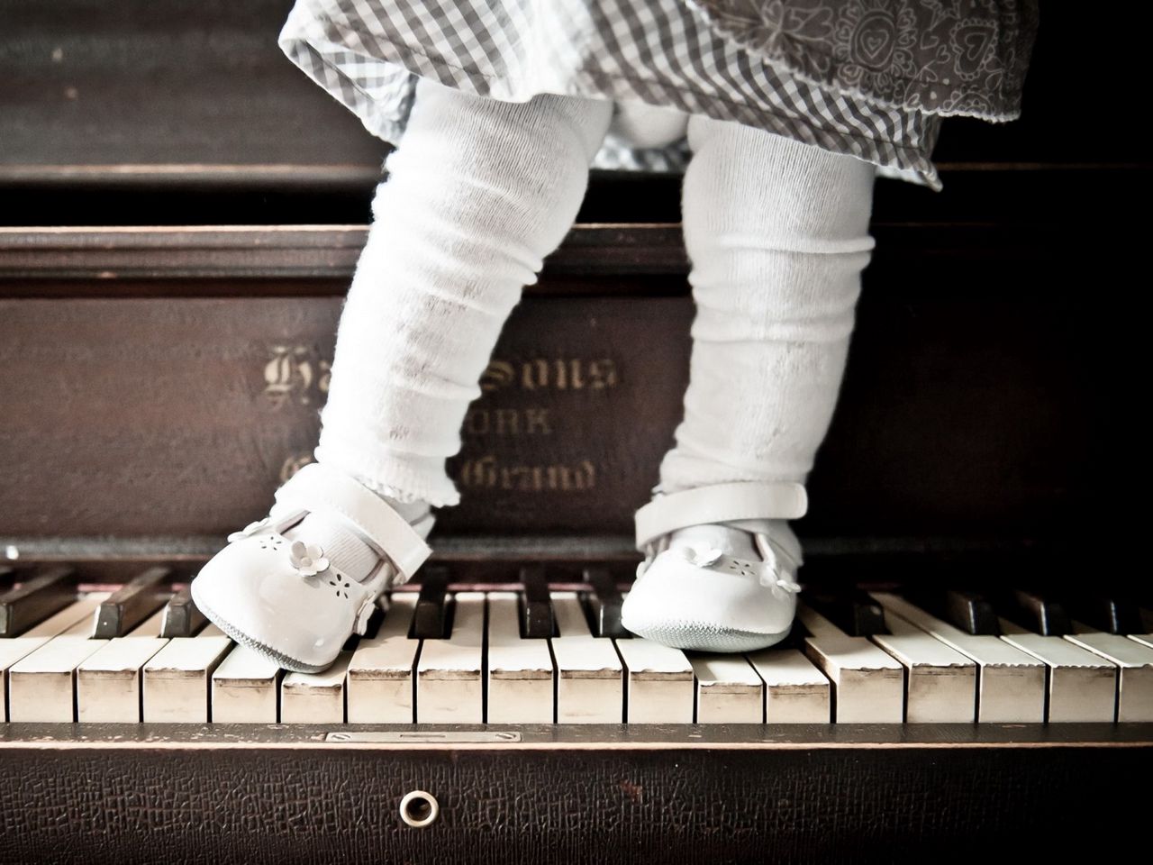 Download wallpaper 1280x960 piano, girl, background standard 4:3 hd  background