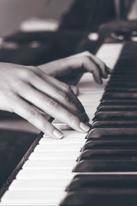 Preview wallpaper piano, hands, keys, bw