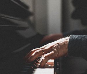 Preview wallpaper piano, hands, ring, music