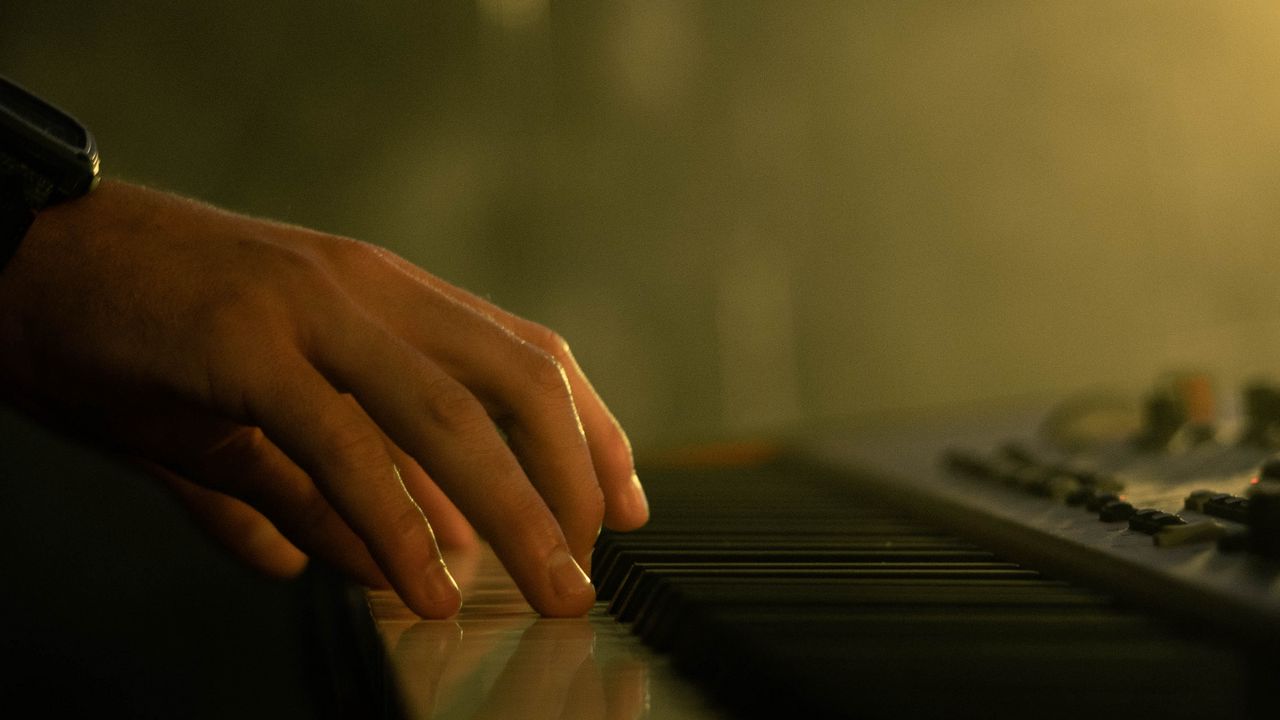 Wallpaper piano, keys, fingers, clock