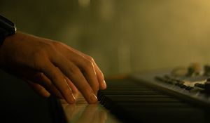 Preview wallpaper piano, keys, fingers, clock