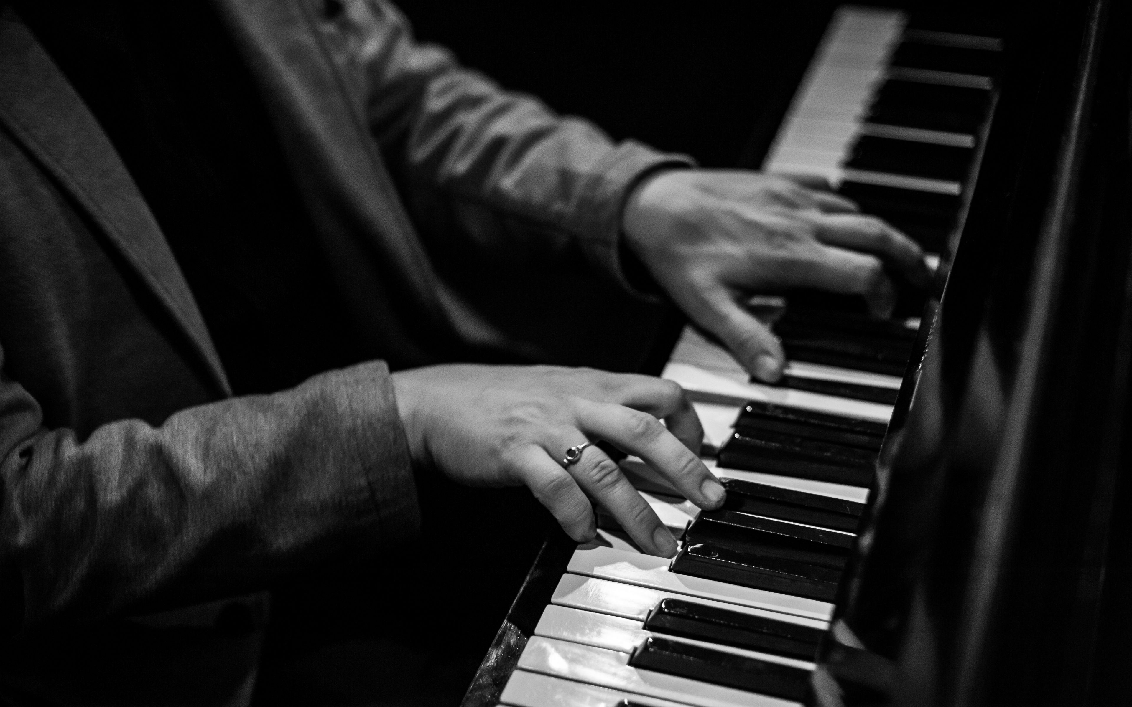 Hands music. Руки пианиста. Руки на фортепиано. Руки на пианино. Руки на клавишах пианино.