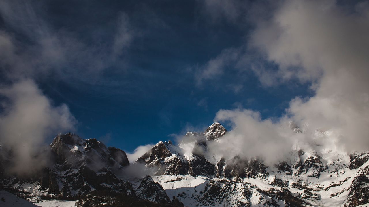 Wallpaper picos de europa, spain, mountains, fog, snow-covered