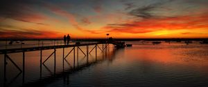 Preview wallpaper pier, couple, silhouettes, sea, evening