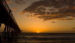 Preview wallpaper pier, decline, sea, evening, tourists, clouds, horizon