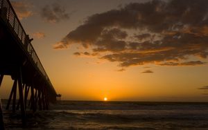 Preview wallpaper pier, decline, sea, evening, tourists, clouds, horizon