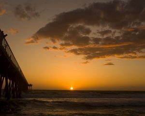 Preview wallpaper pier, decline, sea, evening, tourists, clouds, horizon