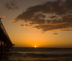 Preview wallpaper pier, decline, sea, evening, tourists, clouds, horizon