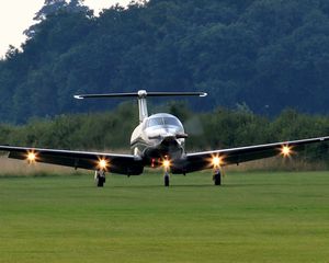 Preview wallpaper pilatus pc-12, plane, taking off, light