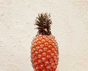 Preview wallpaper pineapple, fruit, hand