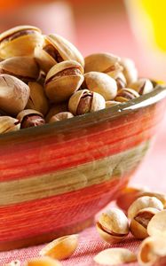 Preview wallpaper pistachios, nuts, plate, table