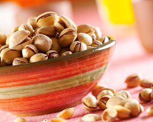 Preview wallpaper pistachios, nuts, plate, table