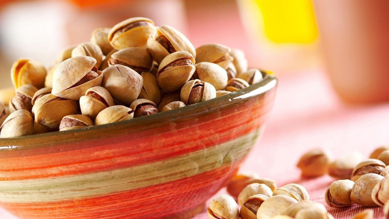 Wallpaper pistachios, tasty nuts, bowl