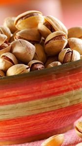 Preview wallpaper pistachios, tasty nuts, bowl