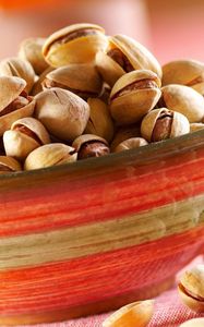 Preview wallpaper pistachios, tasty nuts, bowl