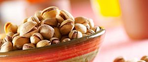 Preview wallpaper pistachios, tasty nuts, bowl