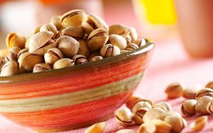 Preview wallpaper pistachios, tasty nuts, bowl