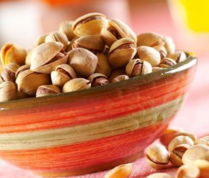 Preview wallpaper pistachios, tasty nuts, bowl