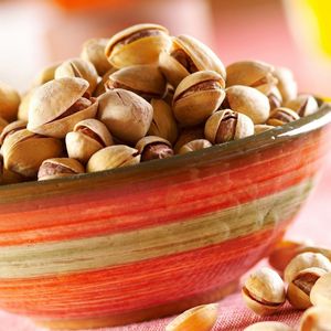Preview wallpaper pistachios, tasty nuts, bowl