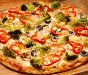 Preview wallpaper pizza, broccoli, pepper, olives
