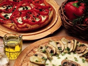 Preview wallpaper pizza, mushrooms, pepper, oil, garlic