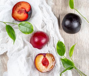 Preview wallpaper plum, fruit, leaves, cloth, wooden