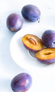 Preview wallpaper plum, fruit, purple, slices