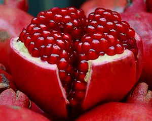 Preview wallpaper pomegranate, fruit, slice