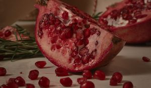 Preview wallpaper pomegranate, fruit, slices, red, boxes, branches