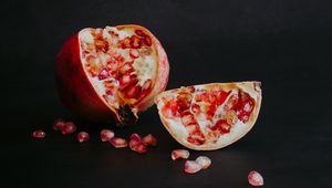 Preview wallpaper pomegranate, slice, fruit, still life, black