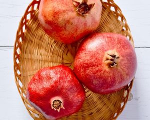 Preview wallpaper pomegranates, fruit, basket