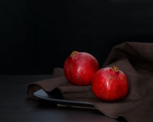 Preview wallpaper pomegranates, fruit, plate, still life