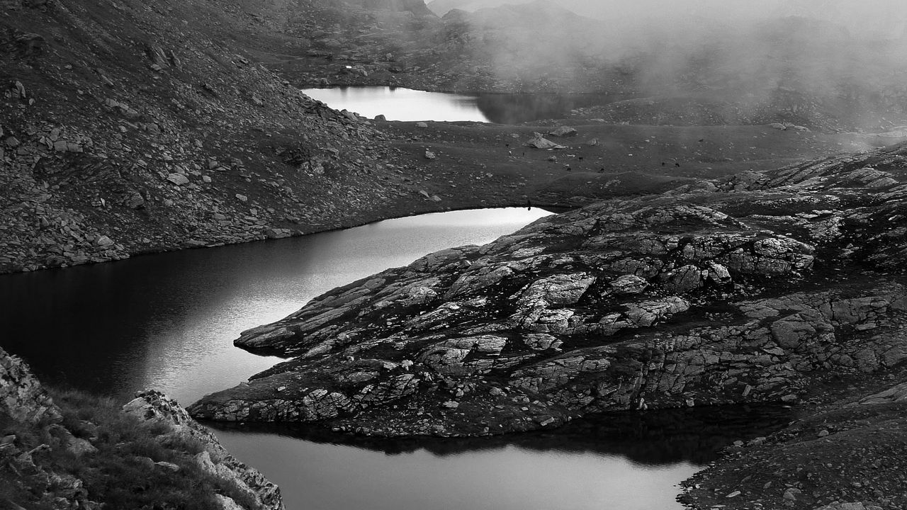 Wallpaper ponds, fog, mountains, stones, black and white