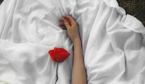 Preview wallpaper poppy, hands, flower, cloth, handsomely