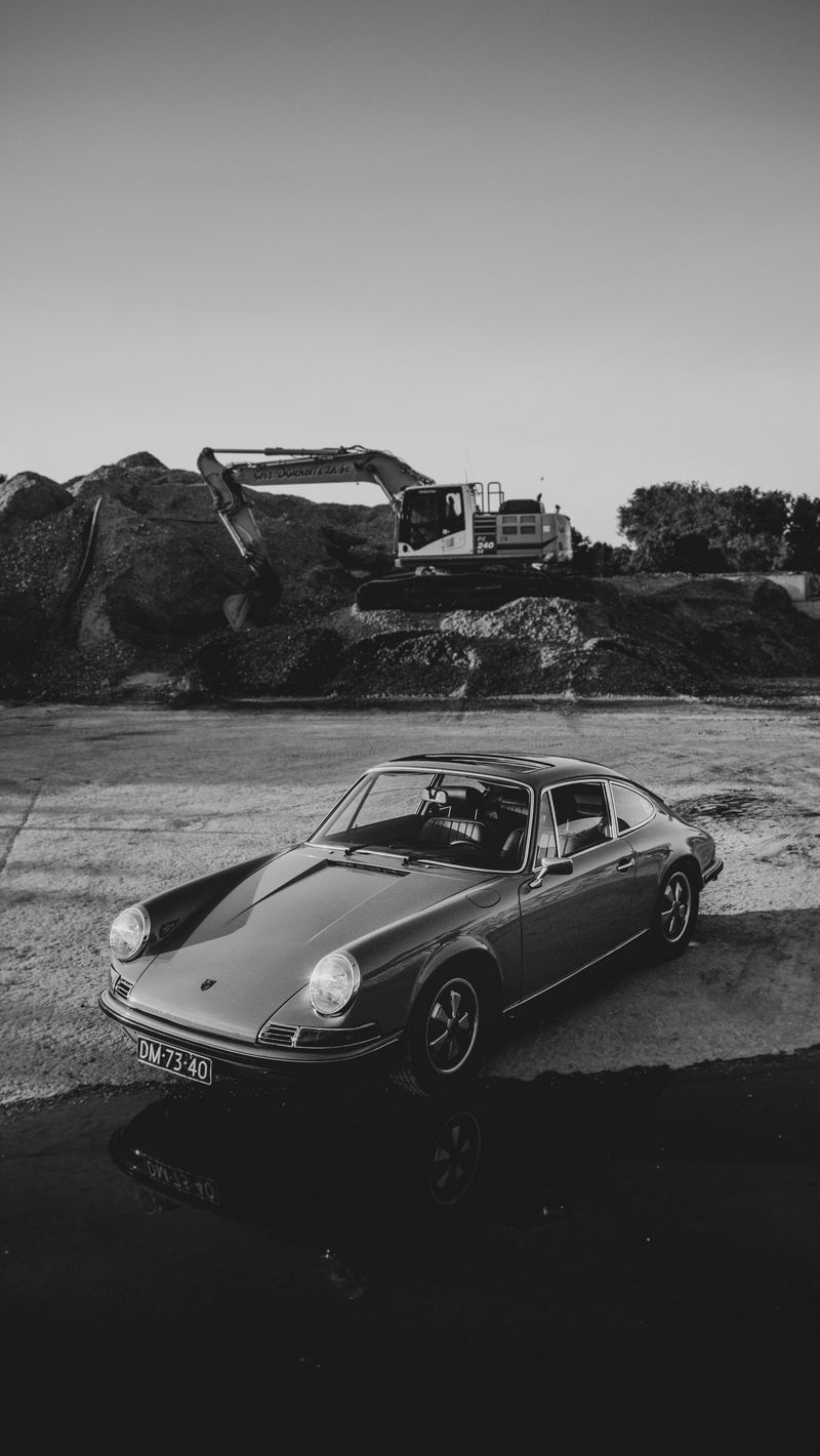 Porsche cổ điển: Đắm mình trong thế giới của những chiếc xe huyền thoại với hình ảnh Porsche cổ độc đáo. Ngắm nhìn những đường cong hoàn hảo và thiết kế tinh tế, bạn sẽ cảm nhận được niềm đam mê sâu sắc cho tốc độ và đẳng cấp.