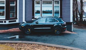 Preview wallpaper porsche cayenne, porsche, car, black, house, parking