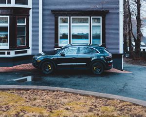 Preview wallpaper porsche cayenne, porsche, car, black, house, parking