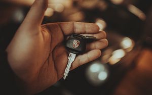 Preview wallpaper porsche, keys, hand, focus