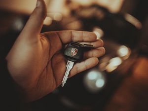 Preview wallpaper porsche, keys, hand, focus